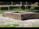 06749 ostia - regio iv - insula v - macellum (iv,v,2) - hof - rechteckiges wasserbecken.jpg